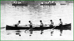 Batel de Kaiku desde Lutxana en el campeonato de Bizkaia. Agustin Gomez, Luis M. Gomez, Miguel, Acereda, y Edorta Hormaza. 1958.